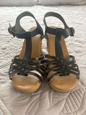 Old Navy Black Strappy T-Bar Women’s Sandals